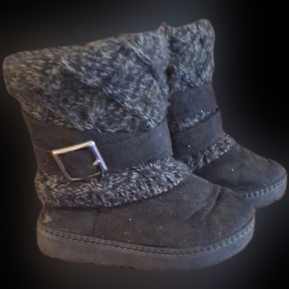 Cozy Black and Gray Fur-Lined Boots